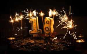 Een kaarsje van 18 jaar dat deels feestelijk is, maar er ook niet geheel feestelijk uitziet