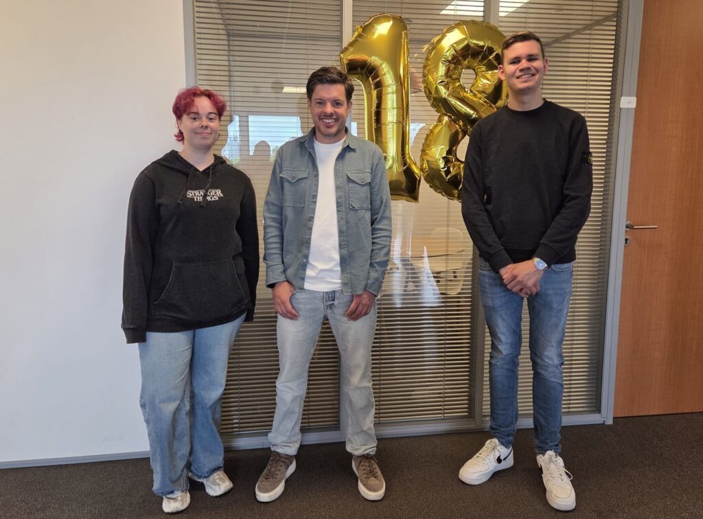 Host Filemon Wesselink van de podcast '18 worden is geen feest' met gasten Emmeline en Ralph.