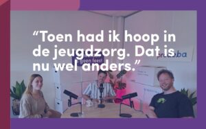 Een behind-the-scenes foto van de podcastopname met Do, Paul Kreemers en Filemon Wesselink, met als opschrift “Toen had ik hoop in de jeugdzorg. Dat is nu wel anders.”