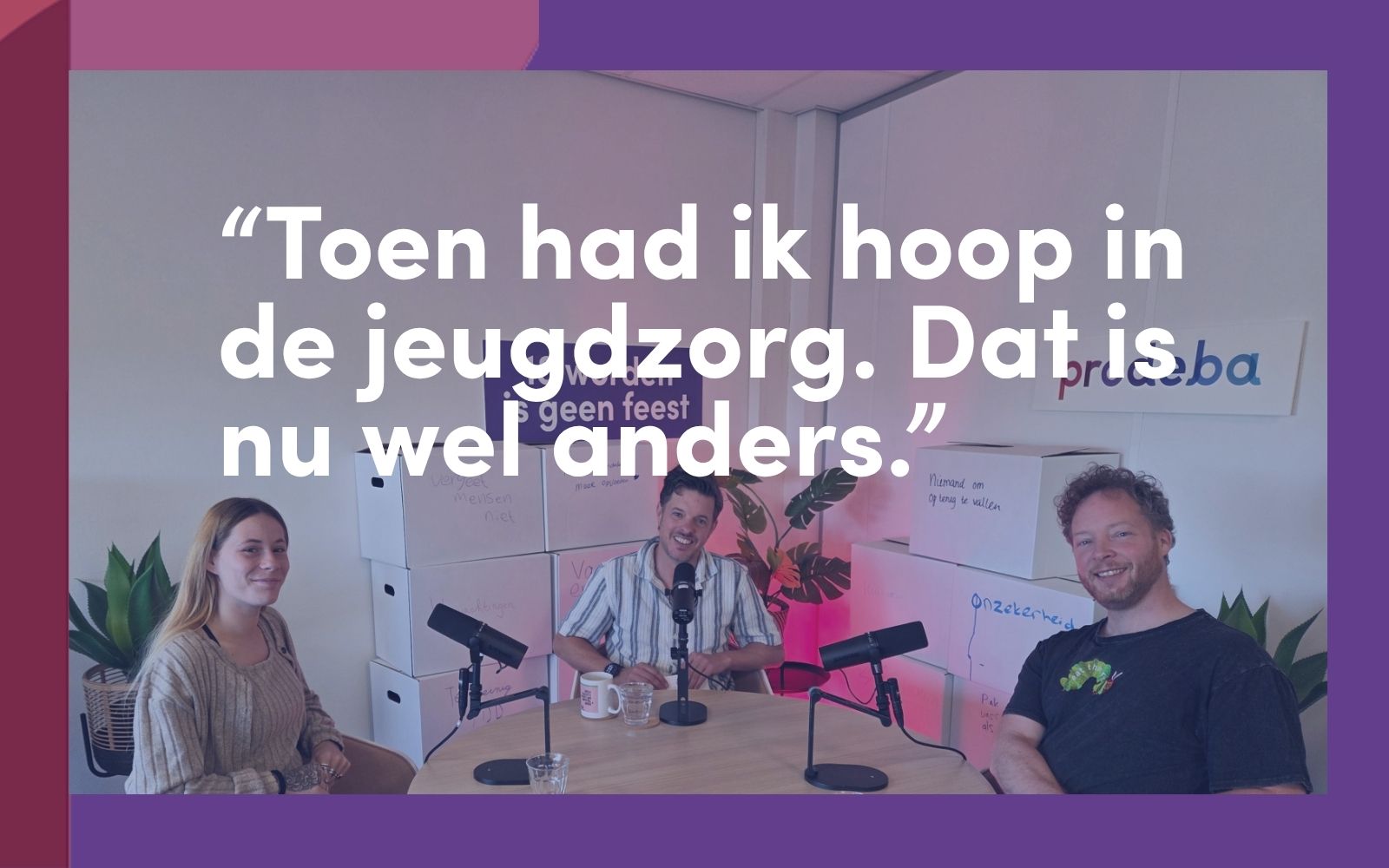 Een behind-the-scenes foto van de podcastopname met Do, Paul Kreemers en Filemon Wesselink, met als opschrift “Toen had ik hoop in de jeugdzorg. Dat is nu wel anders.”